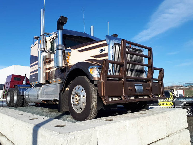 Бешеный Макс: дальнобойный грузовик с силовым бампером в Line-X