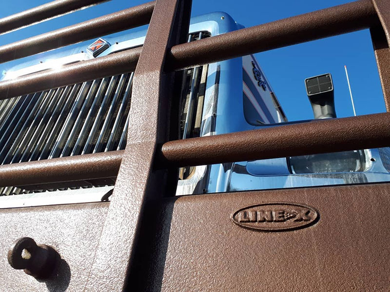 Бешеный Макс: дальнобойный грузовик с силовым бампером в Line-X