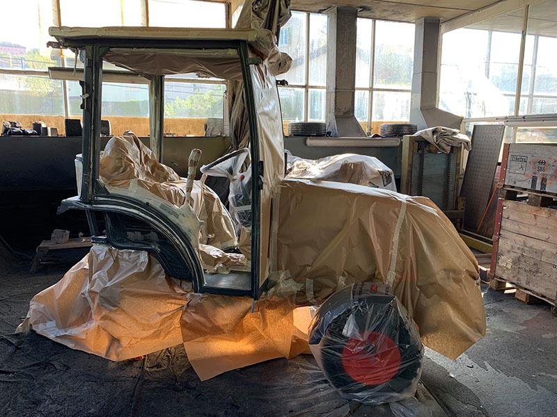 Защита кабины трактора полимерным покрытием Line-X от механических повреждений и коррозии.