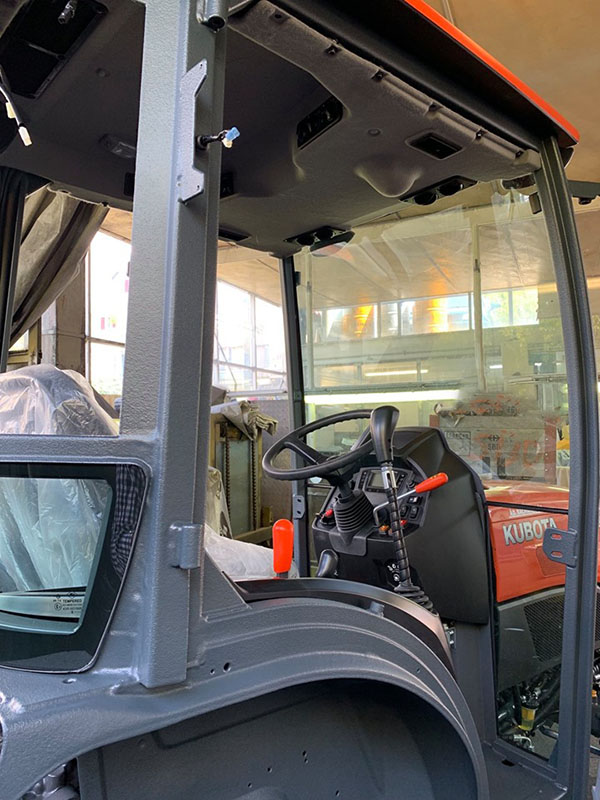 Защита кабины трактора полимерным покрытием Line-X от механических повреждений и коррозии.