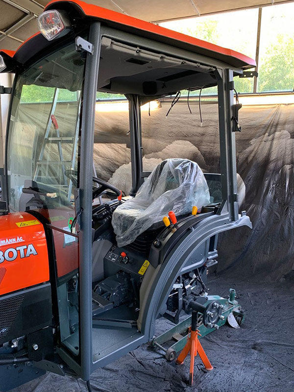 Защита кабины трактора полимерным покрытием Line-X от механических повреждений и коррозии.