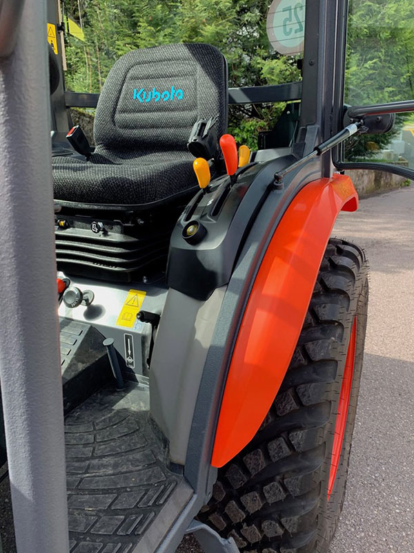 Защита кабины трактора полимерным покрытием Line-X от механических повреждений и коррозии.