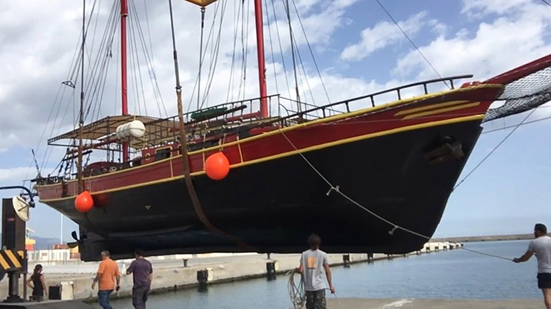 Защита деревянной яхты полимерным покрытием Line-X