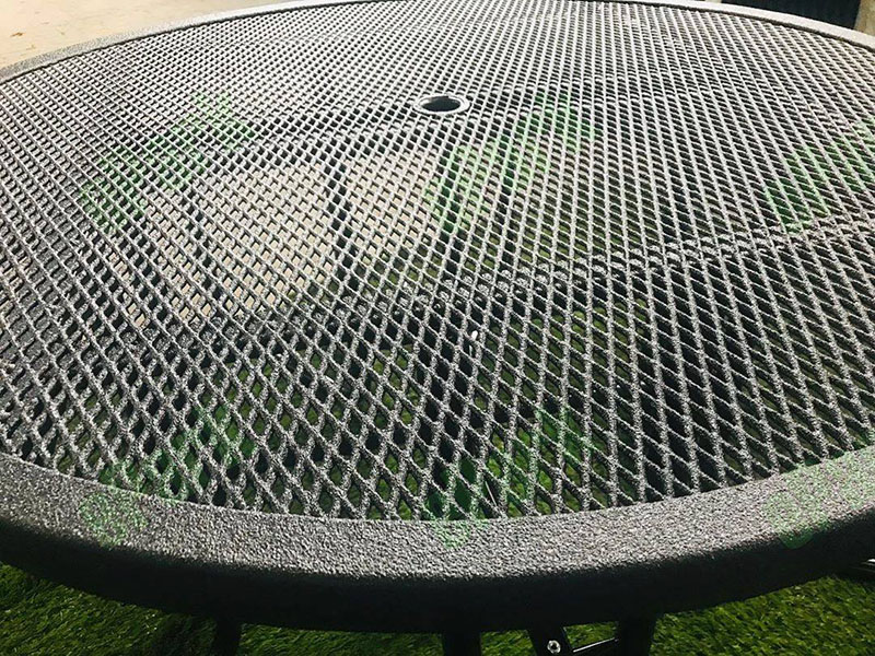 Комплект садовой мебели прослужит намного дольше если его обработать защитным полимерным покрытием Line-X