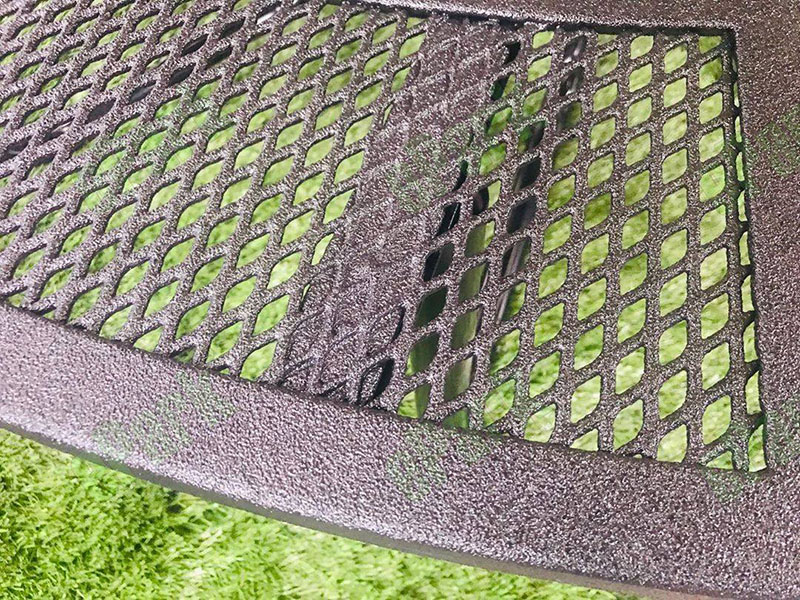 Комплект садовой мебели прослужит намного дольше если его обработать защитным полимерным покрытием Line-X