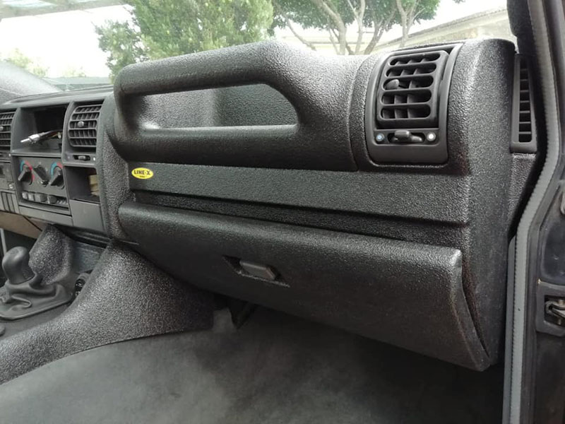 Окраска деталей интерьера автомобиля защитным покрытием Line-X