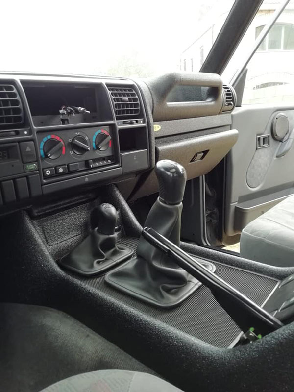 Окраска деталей интерьера автомобиля защитным покрытием Line-X