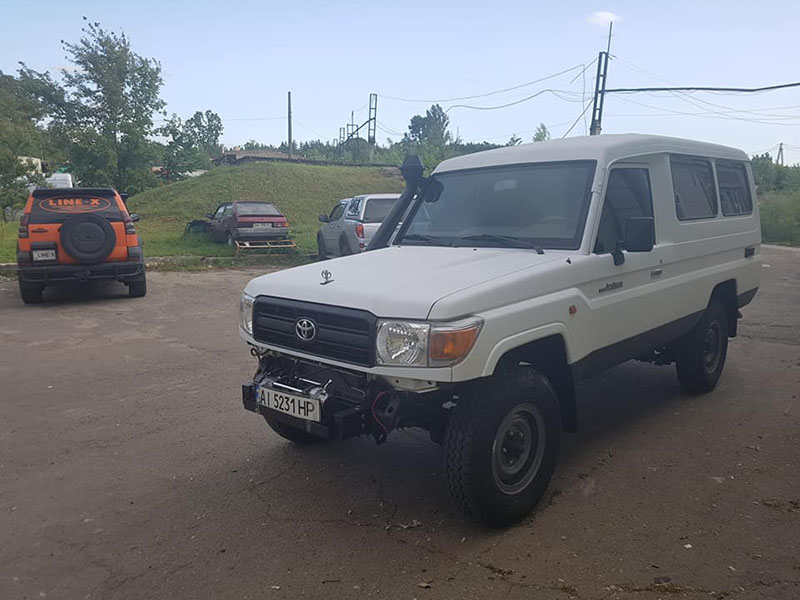 Ремонт внедорожника Toyota Land Cruiser 78го года выпуска с использованием защитного полимерного покрытия Line-X