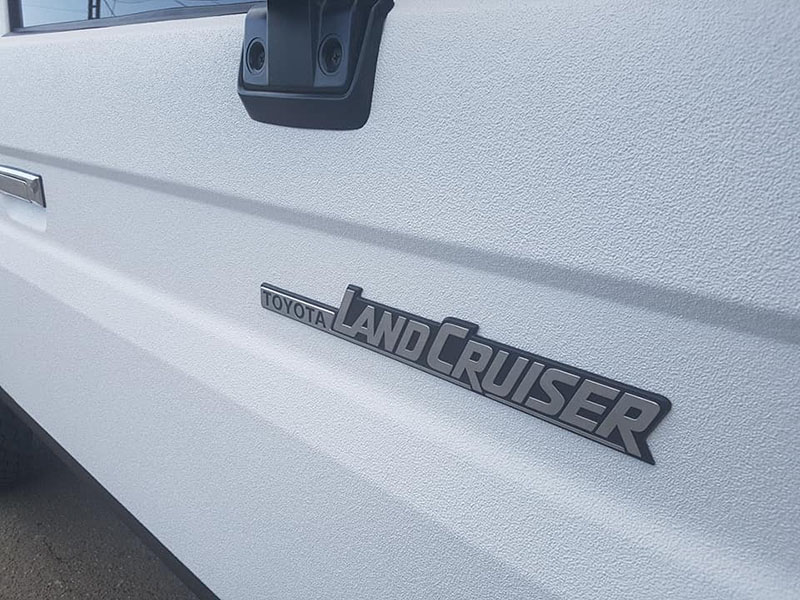 Ремонт внедорожника Toyota Land Cruiser 78го года выпуска с использованием защитного полимерного покрытия Line-X