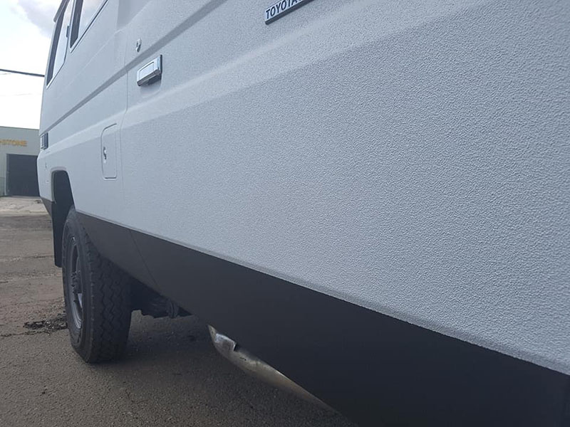 Ремонт внедорожника Toyota Land Cruiser 78го года выпуска с использованием защитного полимерного покрытия Line-X