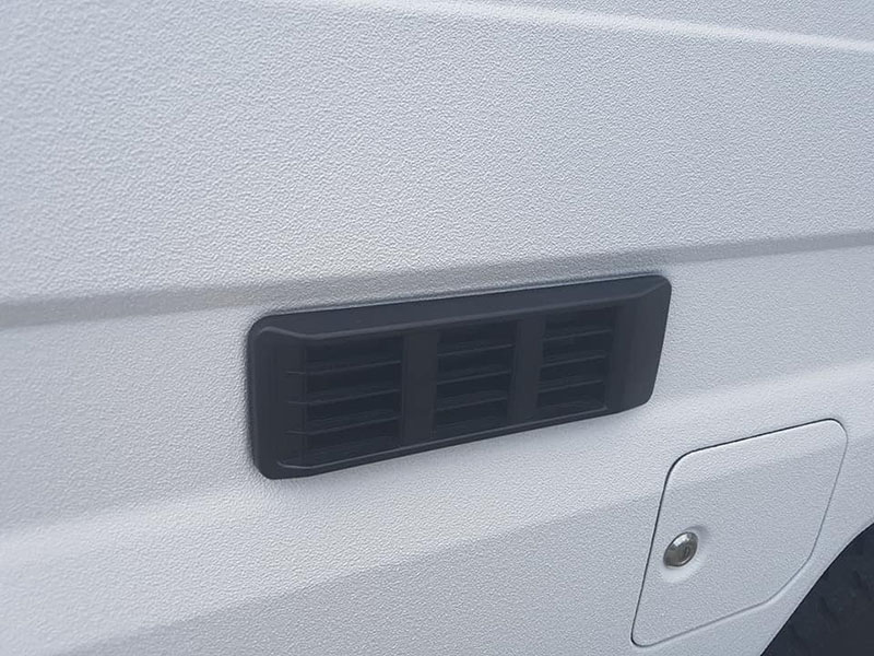 Ремонт внедорожника Toyota Land Cruiser 78го года выпуска с использованием защитного полимерного покрытия Line-X