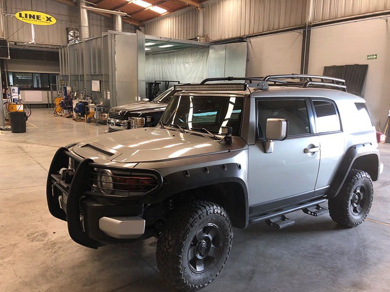 Защита кузова внедорожника Toyota FJ Cruiser полимерным покрытием Line-X