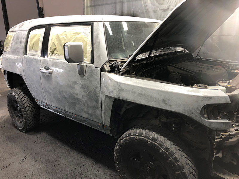 Защита кузова внедорожника Toyota FJ Cruiser полимерным покрытием Line-X