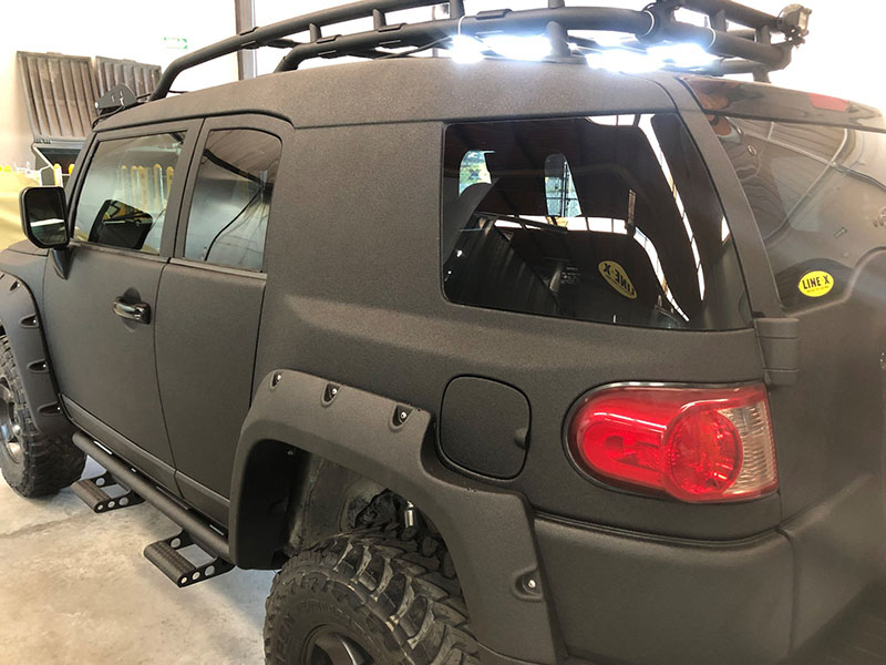 Защита кузова внедорожника Toyota FJ Cruiser полимерным покрытием Line-X