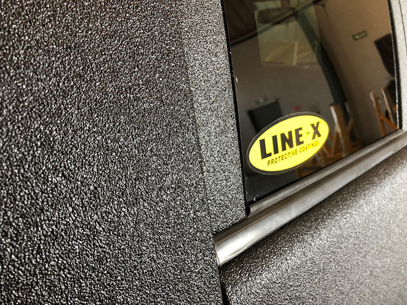 Защита кузова внедорожника Toyota FJ Cruiser полимерным покрытием Line-X