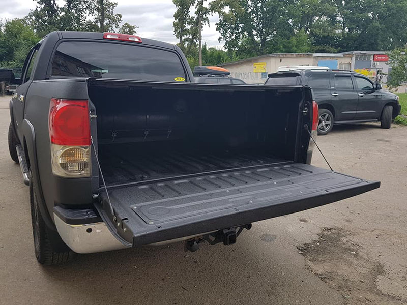 Сезон окраски Toyota Tundra защитным покрытием Line-X – в самом разгаре