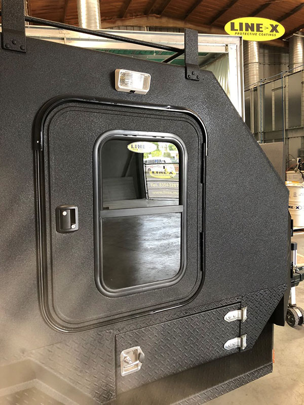 Защита кабинки дома на колесах покрытием Line-X, гидроизоляция.
