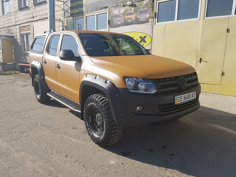 провели полное омоложение Volkswagen Amarok: удалили вмятины, очаги коррозии, установили расширители колесных арок и полностью окрасили кузов защитным полимерным покрытием Line-X двух цветов