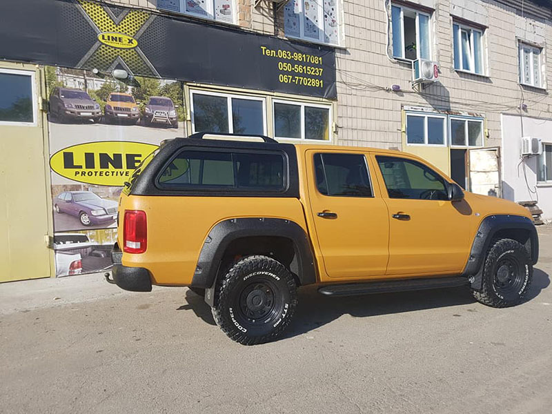 провели полное омоложение Volkswagen Amarok: удалили вмятины, очаги коррозии, установили расширители колесных арок и полностью окрасили кузов защитным полимерным покрытием Line-X двух цветов