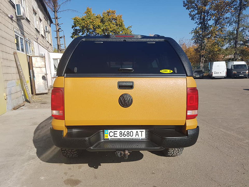 провели полное омоложение Volkswagen Amarok: удалили вмятины, очаги коррозии, установили расширители колесных арок и полностью окрасили кузов защитным полимерным покрытием Line-X двух цветов