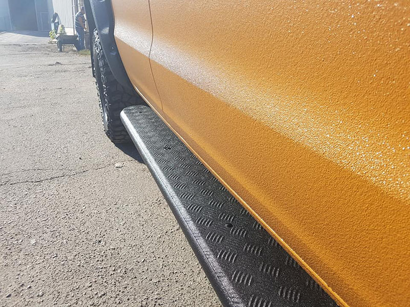 провели полное омоложение Volkswagen Amarok: удалили вмятины, очаги коррозии, установили расширители колесных арок и полностью окрасили кузов защитным полимерным покрытием Line-X двух цветов