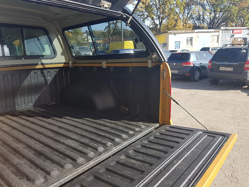 провели полное омоложение Volkswagen Amarok: удалили вмятины, очаги коррозии, установили расширители колесных арок и полностью окрасили кузов защитным полимерным покрытием Line-X двух цветов