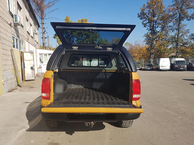 провели полное омоложение Volkswagen Amarok: удалили вмятины, очаги коррозии, установили расширители колесных арок и полностью окрасили кузов защитным полимерным покрытием Line-X двух цветов