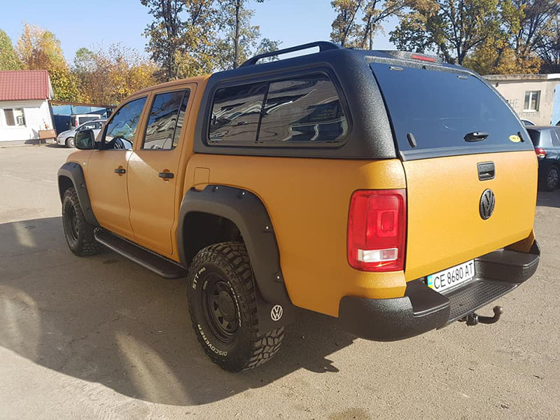 провели полное омоложение Volkswagen Amarok: удалили вмятины, очаги коррозии, установили расширители колесных арок и полностью окрасили кузов защитным полимерным покрытием Line-X двух цветов