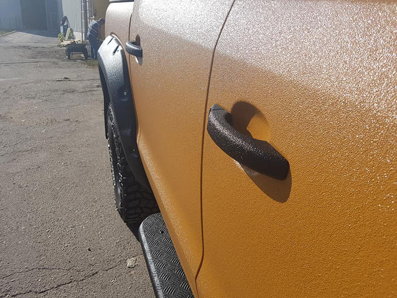 провели полное омоложение Volkswagen Amarok: удалили вмятины, очаги коррозии, установили расширители колесных арок и полностью окрасили кузов защитным полимерным покрытием Line-X двух цветов