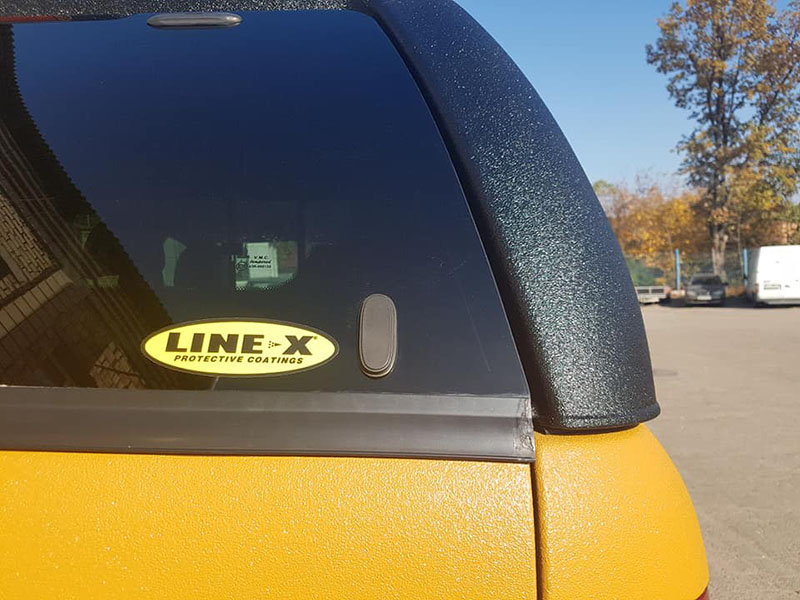 провели полное омоложение Volkswagen Amarok: удалили вмятины, очаги коррозии, установили расширители колесных арок и полностью окрасили кузов защитным полимерным покрытием Line-X двух цветов