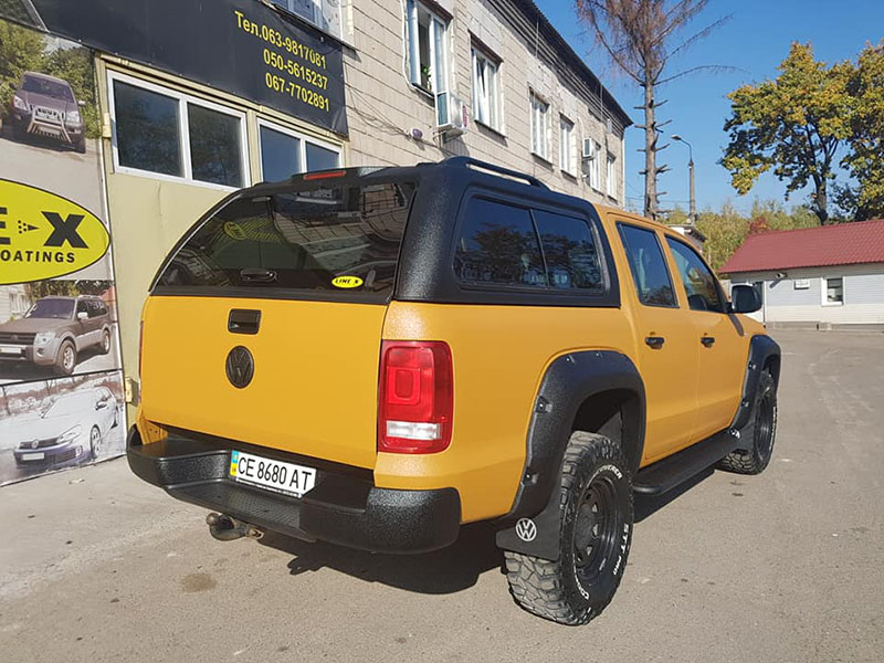 провели полное омоложение Volkswagen Amarok: удалили вмятины, очаги коррозии, установили расширители колесных арок и полностью окрасили кузов защитным полимерным покрытием Line-X двух цветов