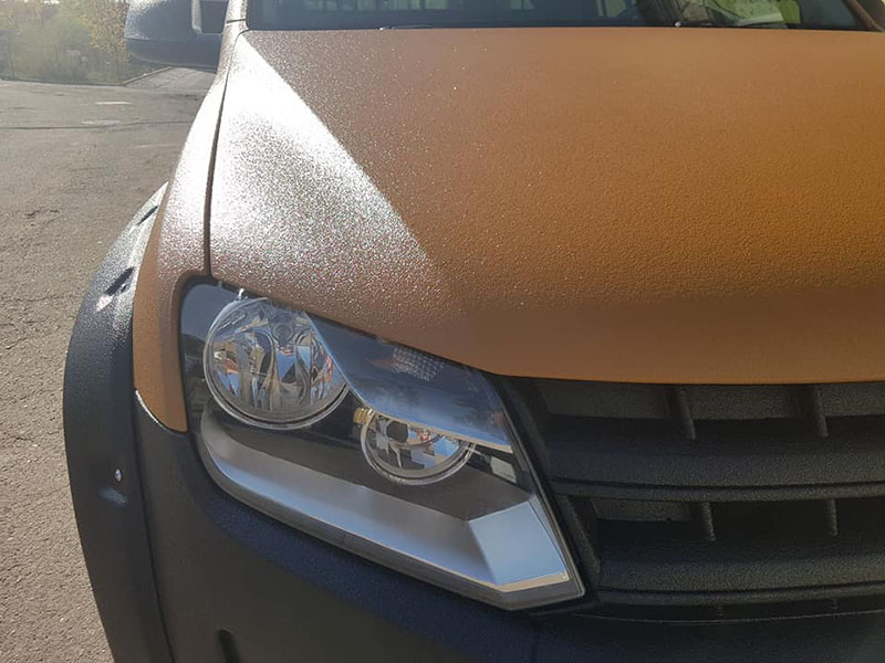 провели полное омоложение Volkswagen Amarok: удалили вмятины, очаги коррозии, установили расширители колесных арок и полностью окрасили кузов защитным полимерным покрытием Line-X двух цветов