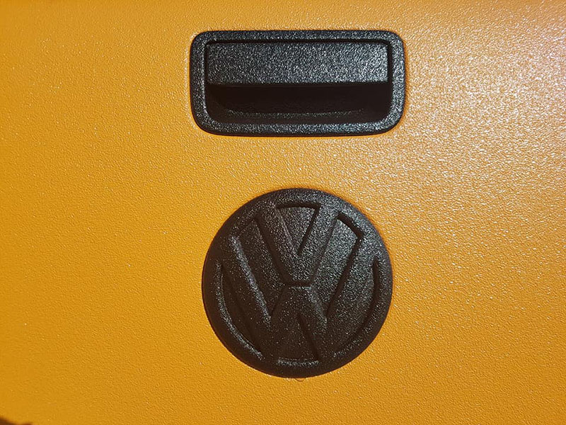 провели полное омоложение Volkswagen Amarok: удалили вмятины, очаги коррозии, установили расширители колесных арок и полностью окрасили кузов защитным полимерным покрытием Line-X двух цветов