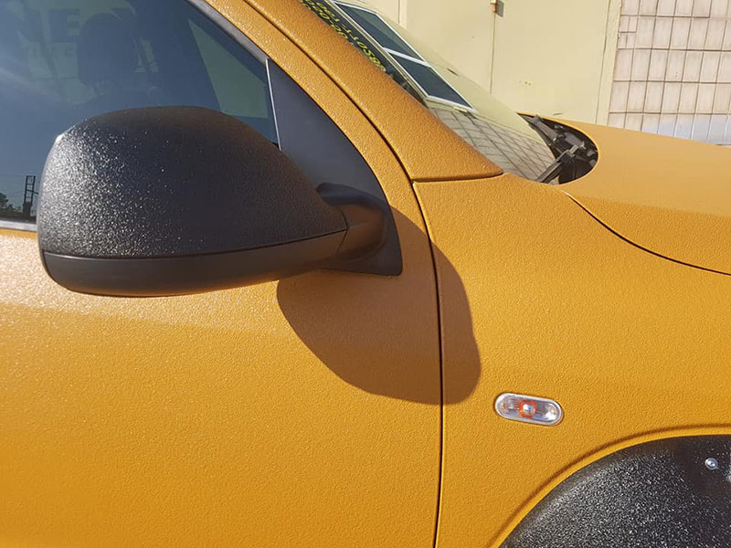 провели полное омоложение Volkswagen Amarok: удалили вмятины, очаги коррозии, установили расширители колесных арок и полностью окрасили кузов защитным полимерным покрытием Line-X двух цветов