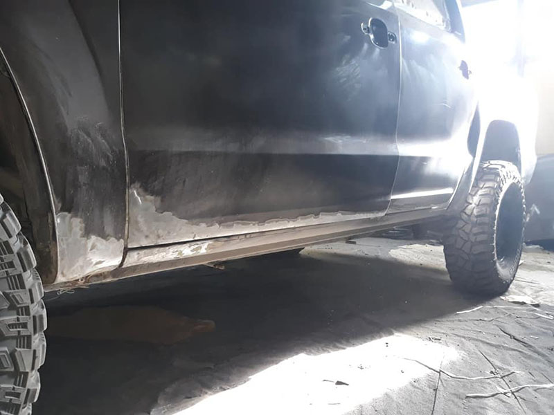 провели полное омоложение Volkswagen Amarok: удалили вмятины, очаги коррозии, установили расширители колесных арок и полностью окрасили кузов защитным полимерным покрытием Line-X двух цветов