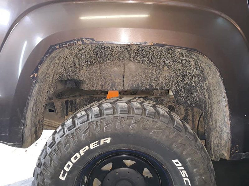 провели полное омоложение Volkswagen Amarok: удалили вмятины, очаги коррозии, установили расширители колесных арок и полностью окрасили кузов защитным полимерным покрытием Line-X двух цветов