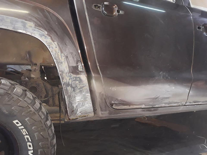 провели полное омоложение Volkswagen Amarok: удалили вмятины, очаги коррозии, установили расширители колесных арок и полностью окрасили кузов защитным полимерным покрытием Line-X двух цветов