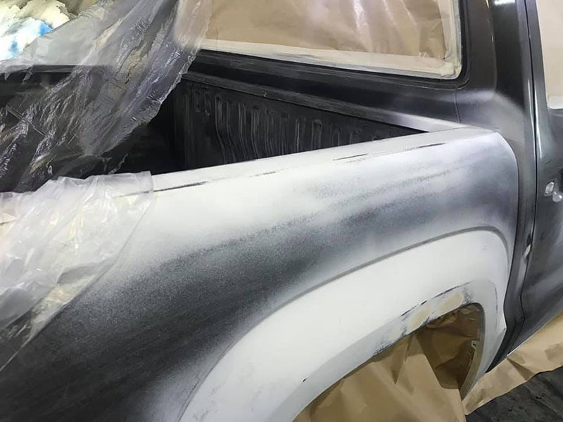 провели полное омоложение Volkswagen Amarok: удалили вмятины, очаги коррозии, установили расширители колесных арок и полностью окрасили кузов защитным полимерным покрытием Line-X двух цветов