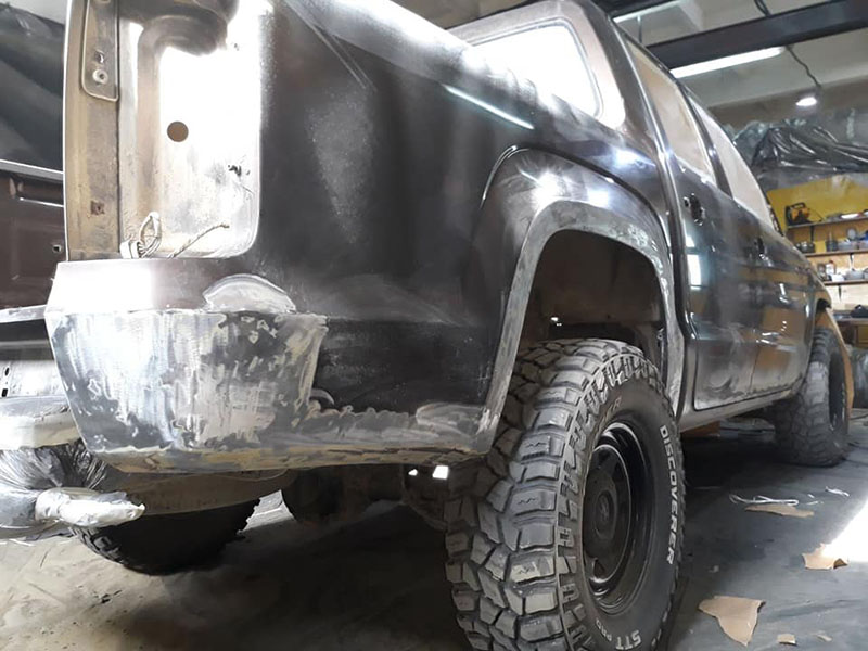 провели полное омоложение Volkswagen Amarok: удалили вмятины, очаги коррозии, установили расширители колесных арок и полностью окрасили кузов защитным полимерным покрытием Line-X двух цветов