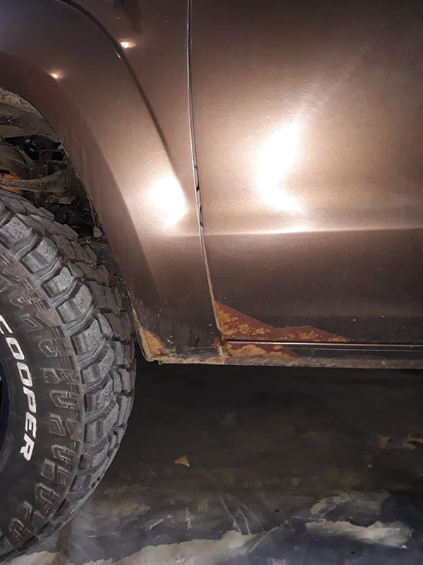 провели полное омоложение Volkswagen Amarok: удалили вмятины, очаги коррозии, установили расширители колесных арок и полностью окрасили кузов защитным полимерным покрытием Line-X двух цветов