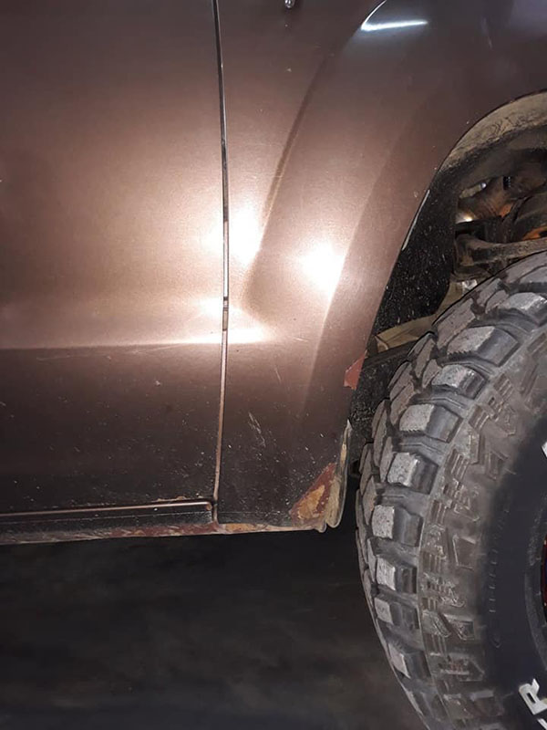 провели полное омоложение Volkswagen Amarok: удалили вмятины, очаги коррозии, установили расширители колесных арок и полностью окрасили кузов защитным полимерным покрытием Line-X двух цветов