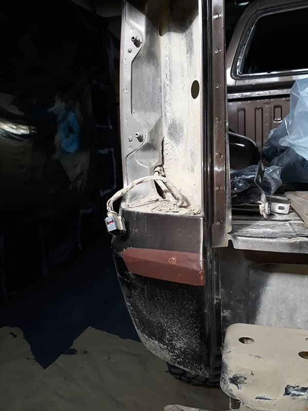 провели полное омоложение Volkswagen Amarok: удалили вмятины, очаги коррозии, установили расширители колесных арок и полностью окрасили кузов защитным полимерным покрытием Line-X двух цветов