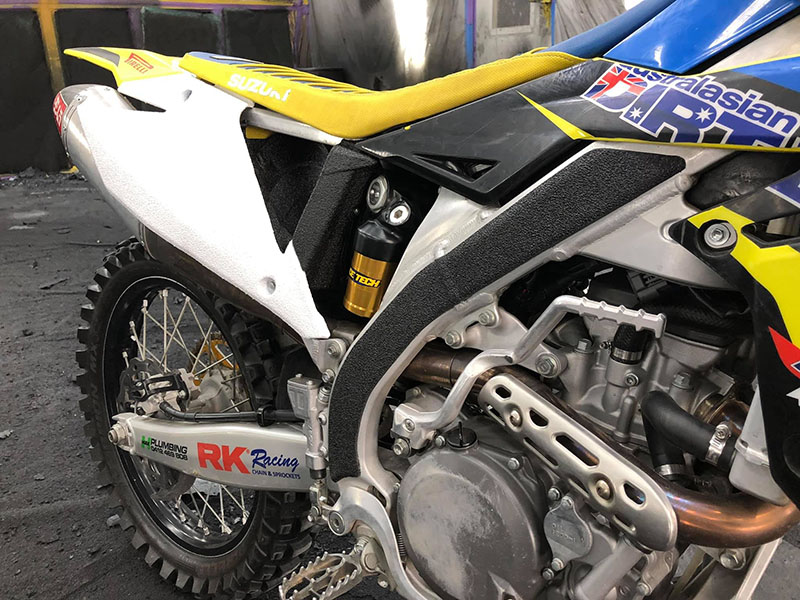 Line-X для защиты кроссовых мотоциклов