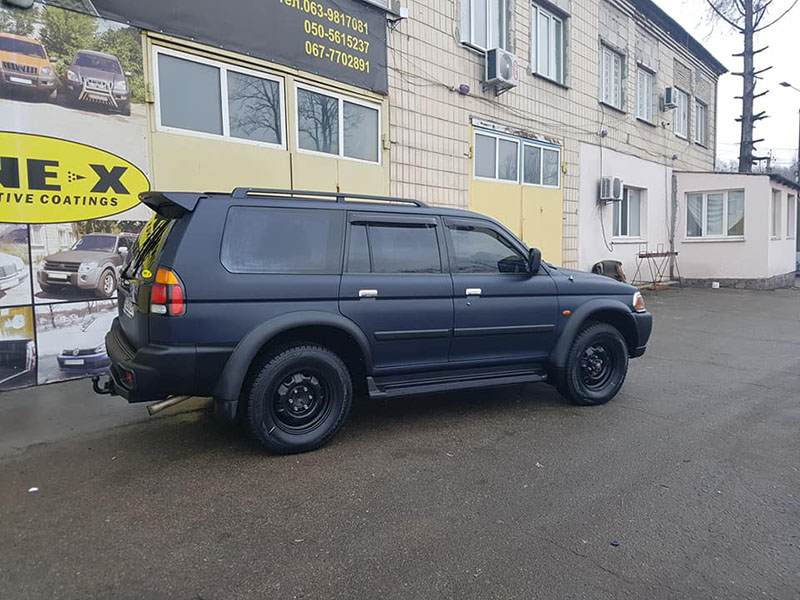 Как перестать переживать из-за царапин и мелких сколов ЛКП? Ответ прост – окрасить автомобиль защитным покрытием Line-X.