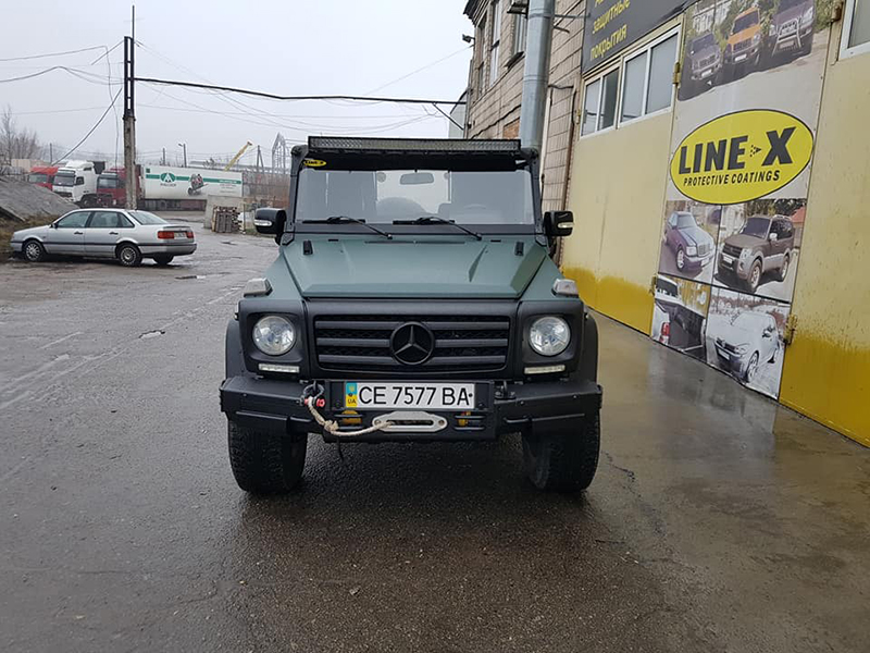 Защита кузова внедорожника Mercedes-Benz Geländewagen полимерным покрытием Line-X