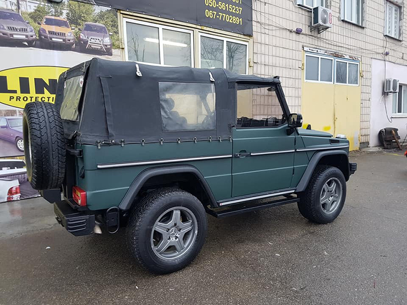 Защита кузова внедорожника Mercedes-Benz Geländewagen полимерным покрытием Line-X