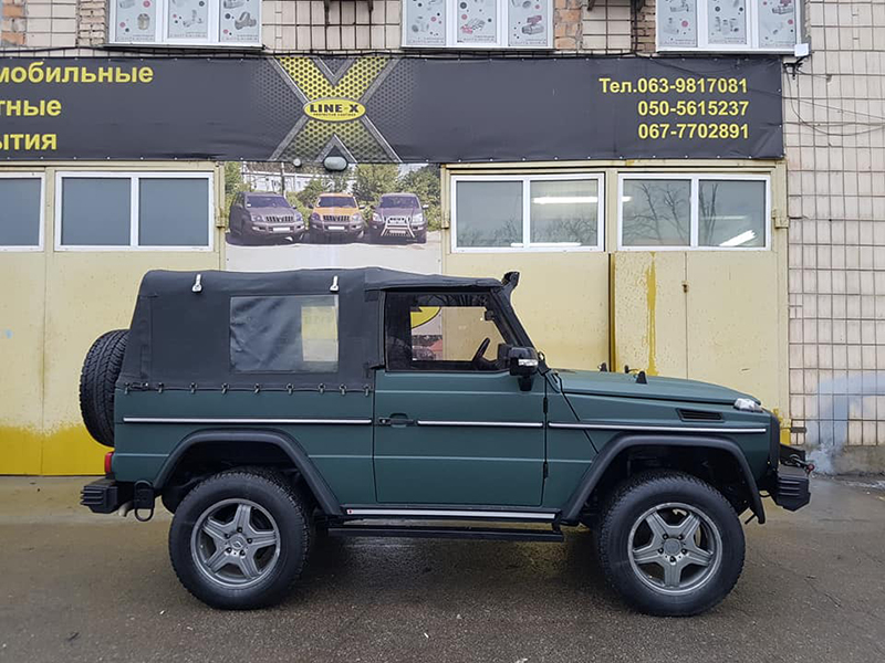 Защита кузова внедорожника Mercedes-Benz Geländewagen полимерным покрытием Line-X
