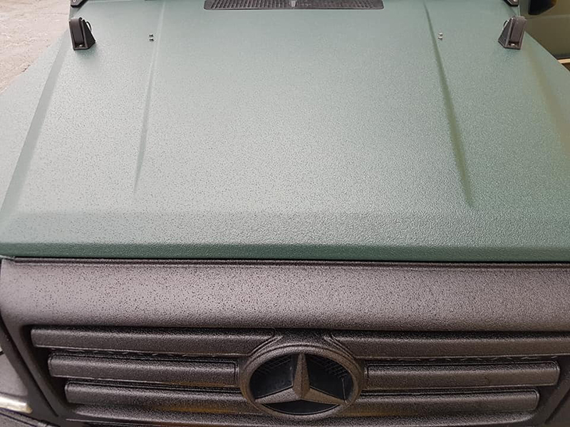 Защита кузова внедорожника Mercedes-Benz Geländewagen полимерным покрытием Line-X