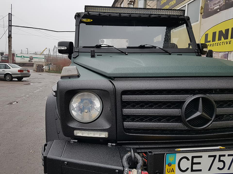Защита кузова внедорожника Mercedes-Benz Geländewagen полимерным покрытием Line-X