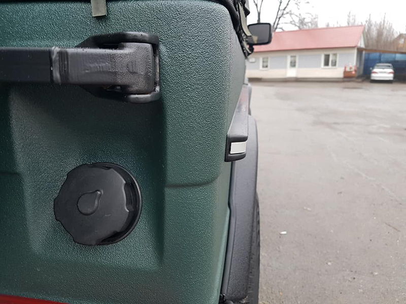 Защита кузова внедорожника Mercedes-Benz Geländewagen полимерным покрытием Line-X